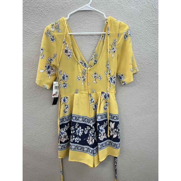 NWTs Trixxi Short Sleeve Yellow and Blue Floral Faux Wrap Romper Size XS - Picture 11 of 16